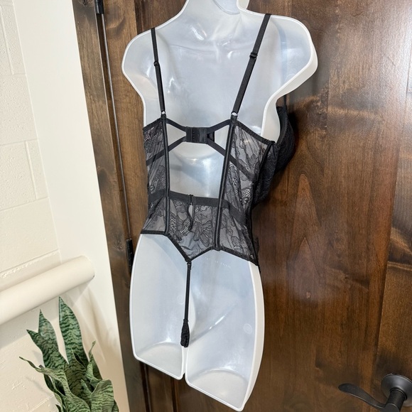 Victoria’s Secret bombshell lace teddy bodysuit push-up bra adds 2 cup size NWOT - Picture 3 of 9